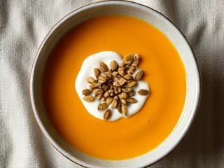 Vellutata di zucca e zenzero guarnita con semi di zucca